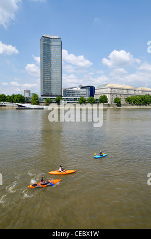 3 Kajakfahrer gegenüber Millbank Tower Fluss Themse London Uk Stockfoto