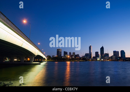 Narrows Bridge und Swan River, mit Skyline der Stadt im Hintergrund. Perth, Western Australia, Australien Stockfoto