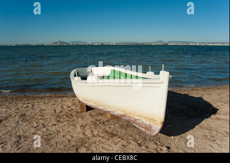 Einem traditionellen Fischerboot ruht auf einem Strand von Mar Menor, Costa Calida, Murcia, Spanien Stockfoto