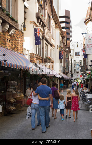 Shopper besuchen Sie die Geschäfte in London Court. Perth, Western Australia, Australien Stockfoto