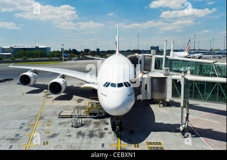 Airbus A380-800 von Emirates Airline am O.R. Tambo International Airport (ORTIA) in Johannesburg, Südafrika Stockfoto