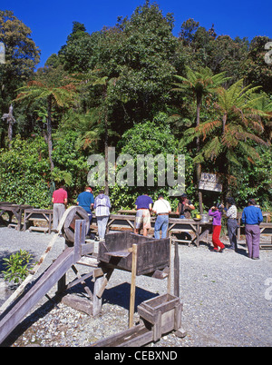 Touristen, die Gold-Schwenken im 19. Jahrhundert Gold-Bergbau-Stadt, Vorstadt, Greymouth, Region West Coast, Südinsel, Neuseeland Stockfoto