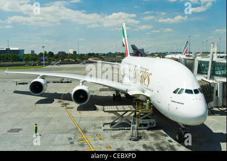 Airbus A380-800 von Emirates Airline am O.R. Tambo International Airport (ORTIA) in Johannesburg, Südafrika Stockfoto
