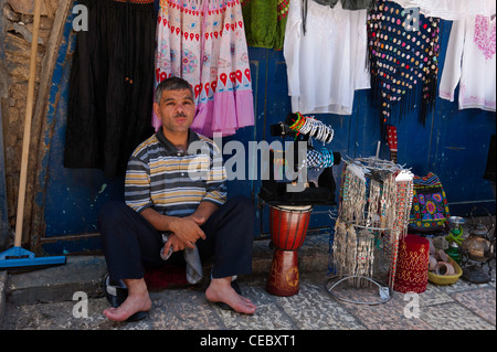 Ein Verkäufer in der Altstadt in Jerusalem, Souvenirs an Touristen zu verkaufen Stockfoto