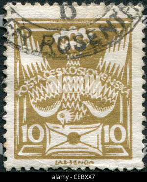 Tschechoslowakei - ca. 1920: Eine Briefmarke gedruckt in der Tschechoslowakei, zeigt die Brieftaube mit Buchstaben, ca. 1920 Stockfoto