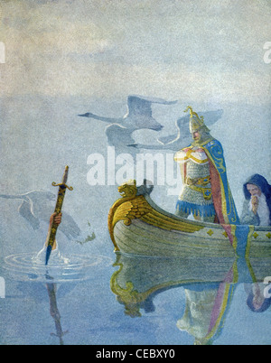 Arthur erhält sein Schwert Excalibur von der mysteriösen Dame des Sees. Im Heck des Bootes ist Merlin. Stockfoto