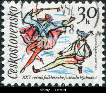 Eine Briefmarke gedruckt in der Tschechoslowakei, 25. Folklore Festival gewidmet Likavka, Volkstänzer, ca. 1978 gezeigt Stockfoto