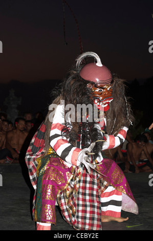 Balinesische Kecak-Tanz eine traditionelle und religiöse Theater fungieren, die erzählt eine Geschichte von den Göttern. Während des Sonnenuntergangs durchgeführt in Uluwatu Stockfoto