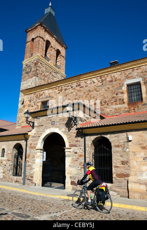 Camino de Santiago-Pilger, Radtouren durch die Stadt von Hospital de Orbigo Stockfoto