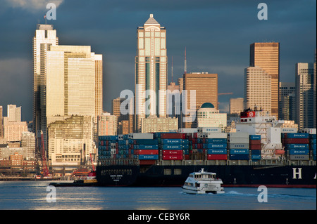 Schlepper überqueren Elliott Bay in Seattle, Washington während Sonnenuntergang warten, Frachter und Tankschiffe in den Hafen zu führen. Stockfoto