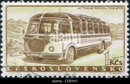 Tschechoslowakei - ca. 1958: Eine Briefmarke gedruckt in der Tschechoslowakei, der Bus zeigt Skoda 706 RTO, ca. 1958 Stockfoto