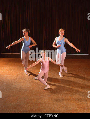 Junge Tänzerinnen in Klasse an der Schule, Surrey, England, Vereinigtes Königreich Stockfoto