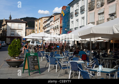 Cafés in den zentralen Platz von Villafranca del Bierzo, ein populärer Anschlag entlang des Camino de Santiago Stockfoto