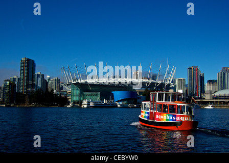 Aquabus-Passagier-Fähre Segeln in Richtung BC Place Stadium neue Klappdach False Creek Waterfront Vancouver Stockfoto