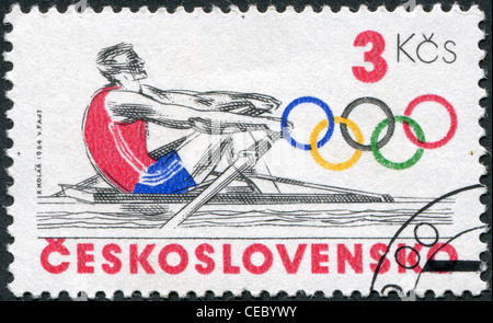 Eine Briefmarke gedruckt in der Tschechoslowakei, widmet sich der Olympischen Sommerspiele in Los Angeles, ca. 1984, Rudern, zeigt Stockfoto