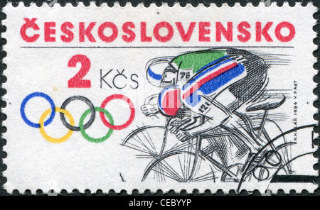 Eine Briefmarke gedruckt in der Tschechoslowakei, widmet sich der Olympischen Sommerspiele in Los Angeles, zeigt Bicycling, ca. 1984 Stockfoto