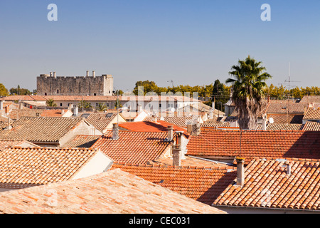 Ein Blick über die Dächer von den mittelalterlichen Hafen von Aigues-Mortes, Languedoc-Roussillon, Frankreich. Stockfoto