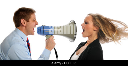 Geschäftsmann mit Megaphon um zu schreien an Frau isoliert auf weißem Hintergrund Stockfoto