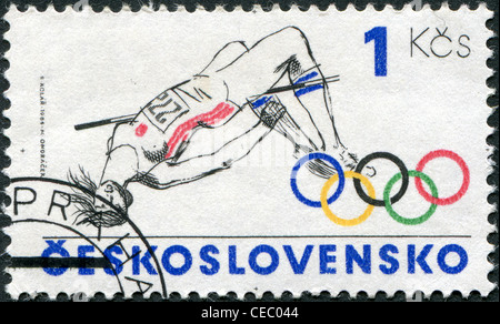 Eine Briefmarke gedruckt in der Tschechoslowakei, widmet sich der Olympischen Sommerspiele in Los Angeles, zeigt eine Stabhochsprung, ca. 1984 Stockfoto