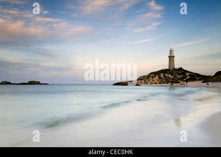 Blick entlang Pinky Beach Bathurst Lighthouse in der Abenddämmerung. Rottnest Island, Western Australia, Australien Stockfoto