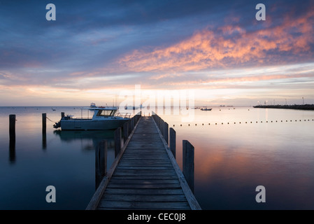 Morgendämmerung über einen Steg auf Thomson Bay.  Rottnest Island, Perth, Western Australia, Australien Stockfoto