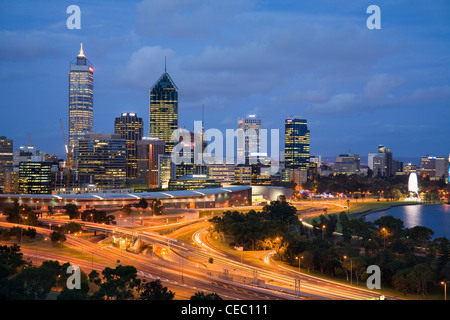 Abenddämmerung auf Perth Skyline vom Kings Park.  Perth, Western Australia, Australien Stockfoto