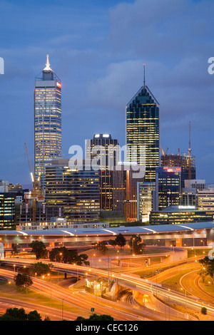 Abenddämmerung auf Perth Skyline vom Kings Park.  Perth, Western Australia, Australien Stockfoto