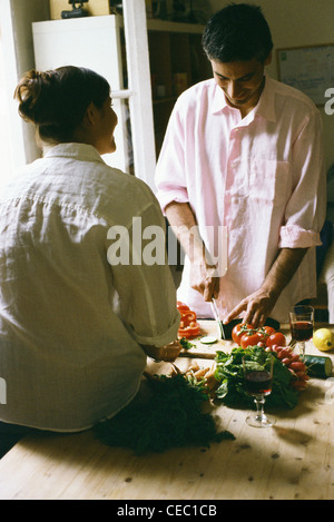 Paar zusammen in der Küche, Mann Gemüse Hacken Stockfoto
