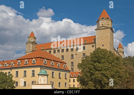 Europa, Slowakei, Bratislava, Schloss mit der Krönung-Turm (rechts vorne) Stockfoto