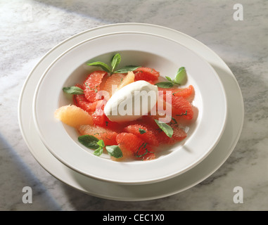 Grapefruit-Salat mit Limette Sirup garniert mit Joghurt - Eis Stockfoto