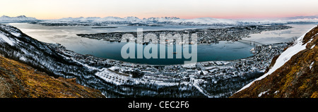 Panoramablick von der norwegischen Stadt Tromsø, genommen von den umliegenden Bergen Stockfoto