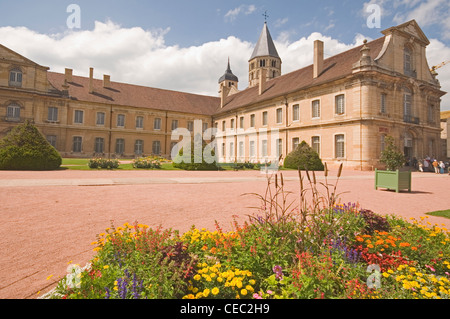 Europa, Frankreich, Cluny, Cluny Abtei (ursprünglich 927 – einst größte Kirche der Welt), 18. C Klostergebäude und Garten Stockfoto