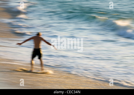 Skimboarder am Yallingup Strand im Nationalpark Leeuwin Naturaliste, Western Australia, Australien Stockfoto