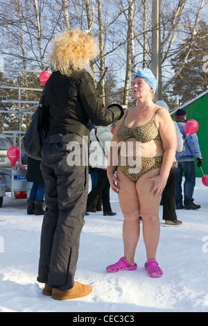 VILNIUS, Litauen – Februar 4: Fans von Winter Schwimmen nehmen ein Bad im Eis Wasser am 4. Februar 2012 in Vilnius, Litauen Stockfoto