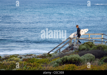 Ein Surfer-Heads auf Surfer Punkt.  Margaret River, Western Australia, Australien Stockfoto