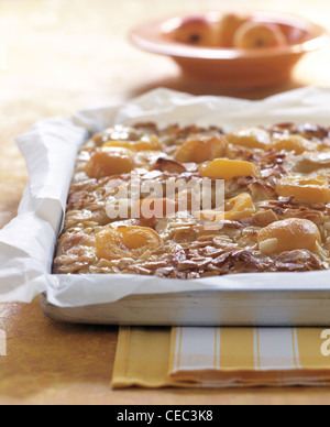 Aprikosen-Kuchen mit Mandeln und Sahne Stockfoto