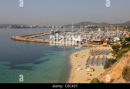 Szene auf der Suche nach Westen über Portale Strand und Puerto Portals Marina, Calvia, South West Mallorca / Mallorca Stockfoto