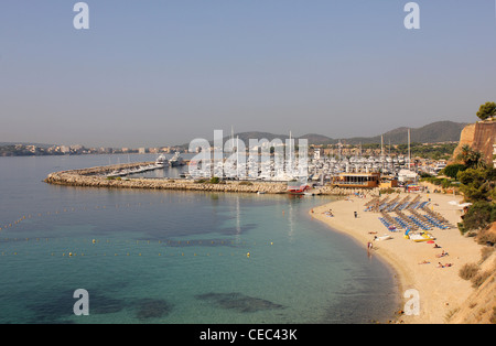 Szene auf der Suche nach Westen über Portale Strand und Puerto Portals Marina, Calvia, South West Mallorca / Mallorca Stockfoto