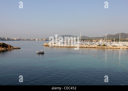 Szene auf der Suche nach Westen über Portale Strand und Puerto Portals Marina, Calvia, South West Mallorca / Mallorca Stockfoto