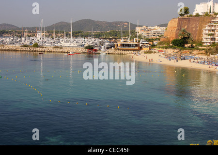 Szene auf der Suche nach Westen über Portale Strand und Puerto Portals Marina, Calvia, South West Mallorca / Mallorca Stockfoto