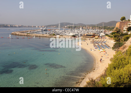 Szene, Blick nach Westen - mit Segelschule in Betrieb - Portale Strand und Puerto Portals Marina, Mallorca / Mallorca Stockfoto