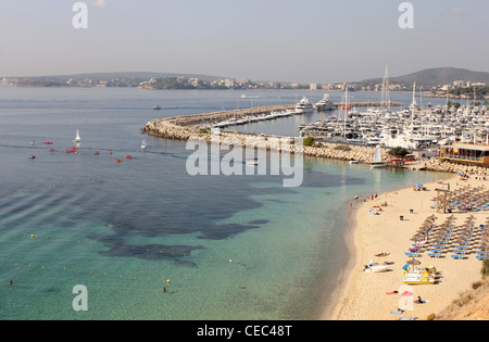 Szene, Blick nach Westen - mit Segelschule in Betrieb - Portale Strand und Puerto Portals Marina, Mallorca / Mallorca Stockfoto