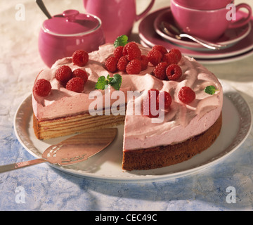 Geschichtete Torte mit Himbeeren Stockfoto