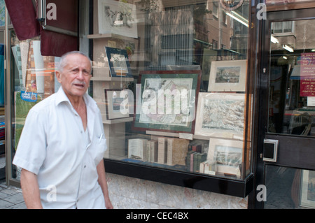 Tel Aviv, Israel Palästina - Karten im Schaufenster einer Buchhandlung in der Altstadt. August 2011. Stockfoto