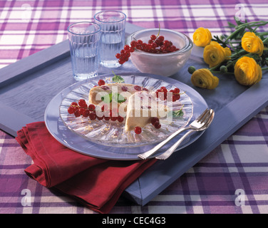 Kokos-Parfait mit roten Johannisbeeren Stockfoto