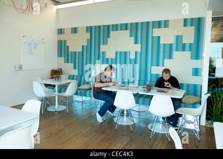 Mitarbeiter in der Cafeteria bei Skype Worldwide Headquarters, Tallinn, Estland Stockfoto