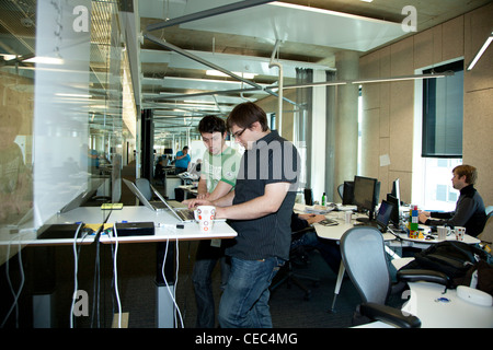 Mitarbeiter in einem Büro bei Skype Worldwide Headquarters, Tallinn, Estland Stockfoto