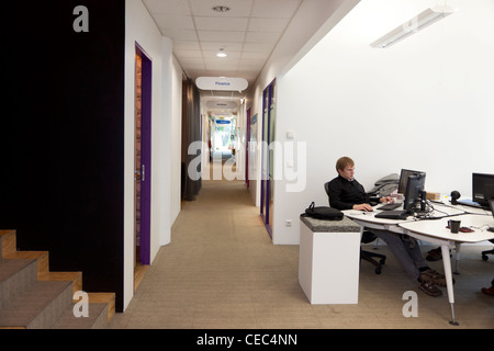 Mitarbeiter der Finanzabteilung in Skype Worldwide Headquarters, Tallinn, Estland Stockfoto