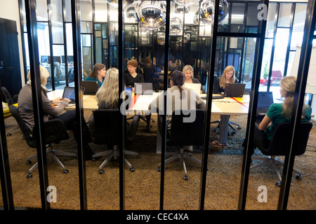 Mitarbeiter während einer Konferenz Skype Worldwide Headquarters, Tallinn, Estland Stockfoto