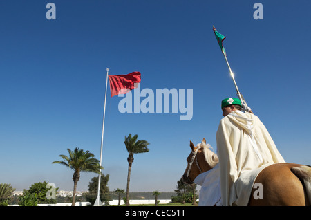 Marokkanische berittene Ehrengarde außerhalb das Mausoleum von König Mohammed V in der marokkanischen Hauptstadt Rabat Stockfoto